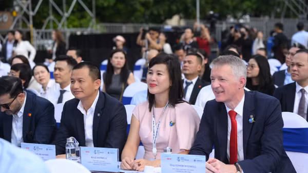 Đại diện Prudential Việt Nam tham dự sự kiện có ông Conor M. O’Neill – Phó Tổng Giám đốc Tài chính, bà Lê Hương Ly – Phó Tổng Giám đốc Pháp lý, Truyền thông & Đối ngoại, cùng ông Phùng Bá Khang – Phó Tổng Giám đốc Khách hàng, Tiếp thị và Sản phẩm.