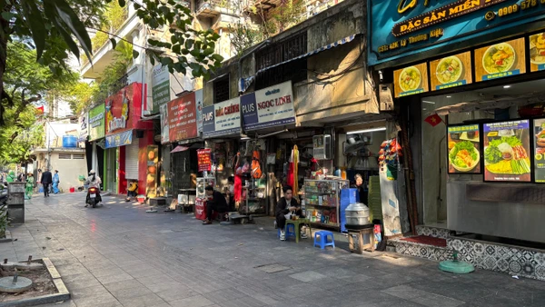 Phố trung tâm Hà Nội trong chiến dịch xây dựng phường kiểu mẫu về trật tự văn minh đô thị.