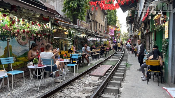 tình trạng tái lấn chiếm vi phạm hành lang an toàn đường sắt tại khu vực “phố cà phê đường tàu” tiếp tục diễn ra.