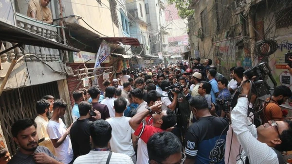 Người dân sơ tán ra bên ngoài những ngôi nhà sau trận động đất ở Dhaka, Bangladesh, ngày 21/11/2025. (Ảnh: THX/TTXVN)