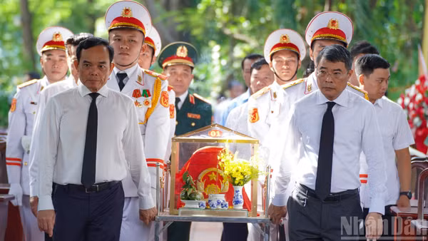 Thủ tướng Lê Minh Hưng tại lễ truy điệu các Anh hùng liệt sĩ.