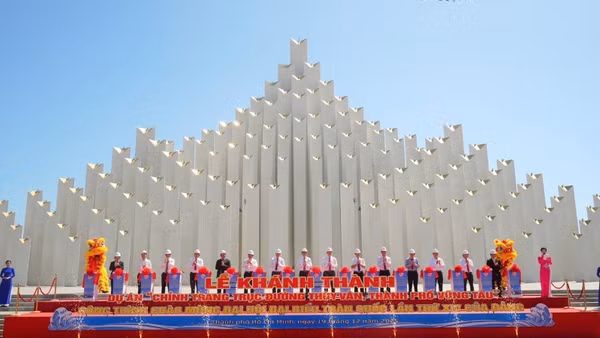 Lãnh đạo Thành phố Hồ Chí Minh và các đại biểu cắt băng khánh thành dự án.