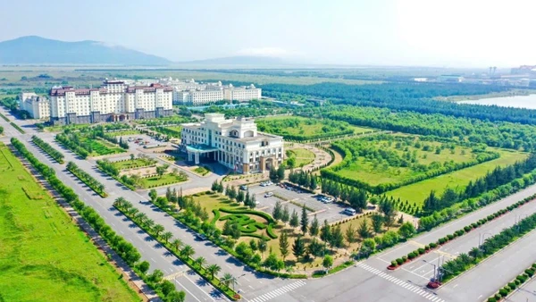 Toàn cảnh khu vực cảnh quan, cây xanh, hồ điều hòa, khu liên hợp nhà máy thép.