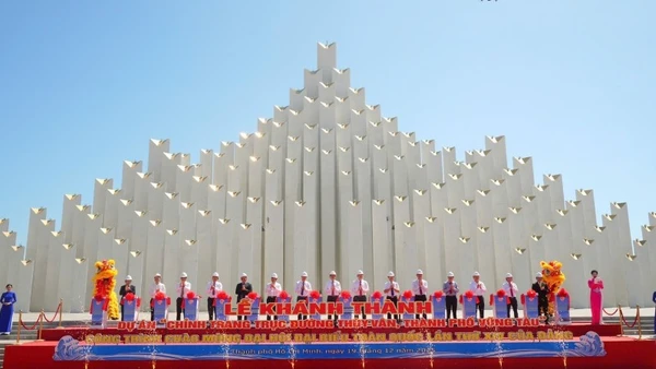 Lãnh đạo Thành phố Hồ Chí Minh và các đại biểu cắt băng khánh thành dự án.