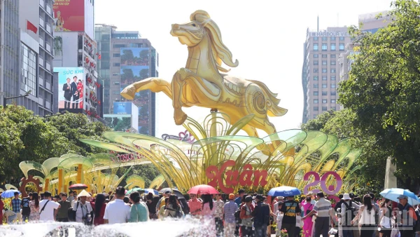 Rất đông người dân đã đổ về tham quan đường hoa Nguyễn Huệ.