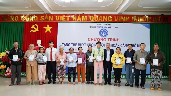 Agribank đồng hành cùng Bảo hiểm xã hội Việt Nam, trao tặng thẻ bảo hiểm y tế cho người có hoàn cảnh khó khăn tại tỉnh Đắk Lắk năm 2025.