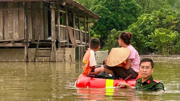 Lực lượng Công an Lạng Sơn sơ tán người dân vùng ngập lụt đến nơi an toàn. (Ảnh QUỐC ĐẠT)