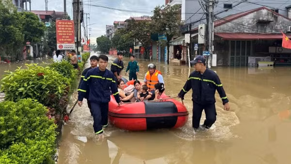 Phòng Cảnh sát phòng cháy chữa cháy và cứu nạn cứu hộ, Phòng Cảnh sát Cơ động, Công an tỉnh Lạng Sơn phối hợp với lực lượng Công an xã Thất Khê đưa người dân đến nơi an toàn.