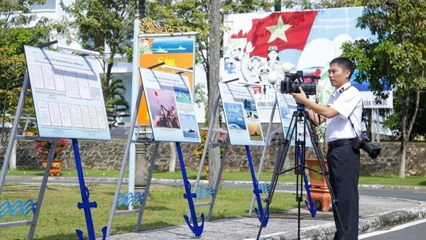 Thiếu tá Quân nhân chuyên nghiệp Nguyễn Văn Định tác nghiệp trong một sự kiện tại đơn vị. (Ảnh: THÙY LINH)