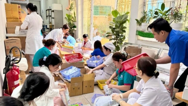 Nhân viên y tế chuẩn bị túi thuốc gia đình. (Ảnh: Sở Y tế)