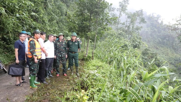 Lãnh đạo tỉnh Lạng Sơn cùng lãnh đạo Cục cứu hộ, cứu nạn, Bộ Tổng tham mưu, Bộ Quốc phòng kiểm tra sự cố vỡ đập thuỷ điện Bắc Khê 1. 
