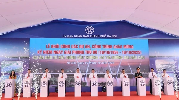 Các đại biểu thực hiện nghi thức khởi công cầu Thượng Cát.
