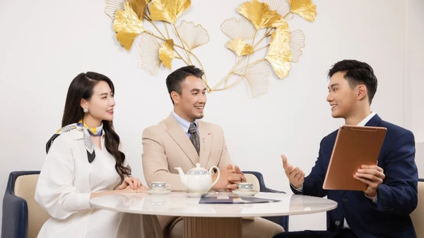 Cán bộ của SeABank đang tư vấn cho khách hàng.