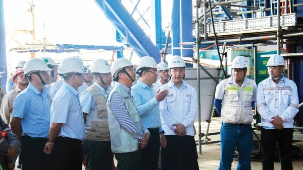 Chủ tịch HĐTV Petrovietnam Lê Mạnh Hùng kiểm tra tình hình thi công trên công trường, trực tiếp chỉ đạo tháo gỡ những khó khăn, vướng mắc của Dự án Nhiệt điện Long Phú 1.