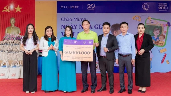 Đại diện Chubb Life Việt Nam trao biểu trưng học bổng và dụng cụ học tập cho Ban Giám hiệu Trường trung học cơ sở Tích Lương.