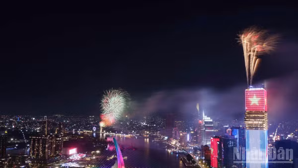 [Ảnh] Pháo hoa rực sáng trên bầu trời Thành phố Hồ Chí Minh chào mừng Đại lễ 30/4