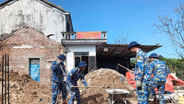 Đội xây dựng Lữ đoàn 682, Vùng 4 Hải quân tranh thủ thời tiết thuận lợi, tích cực làm việc để sớm hoàn thiện công trình.