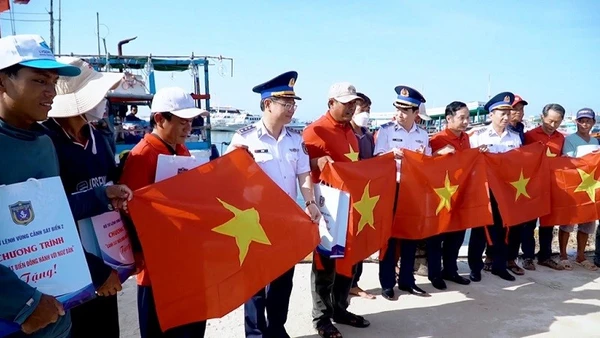 Bộ Tư lệnh Vùng Cảnh sát biển 2 kết hợp tuyên truyền pháp luật và tặng quà cho bà con ngư dân. (Ảnh: Vùng Cảnh sát biển 2)