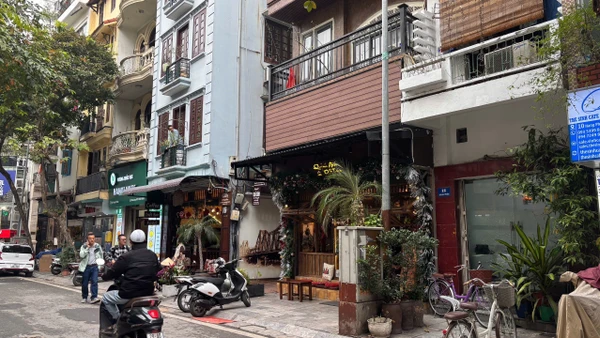 Tại phố Hàng Phèn (phường Hoàn Kiếm), nhiều mái che tự phát được hàn cố định cùng vật dụng bày biện phục vụ kinh doanh lấn chiếm vỉa hè, buộc người đi bộ và du khách phải đi xuống lòng đường.