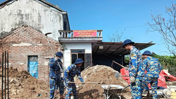 Đội xây dựng Lữ đoàn 682, Vùng 4 Hải quân tranh thủ thời tiết thuận lợi, tích cực làm việc để sớm hoàn thiện công trình.