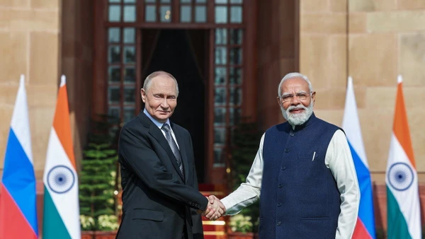 Tổng thống Nga Vladimir Putin (trái) và Thủ tướng Ấn Độ Narendra Modi tới tham gia Hội nghị Thượng đỉnh Ấn Độ-Nga thường niên lần thứ 23 ở New Delhi ngày 5/12/2025. (Ảnh: TTXVN)