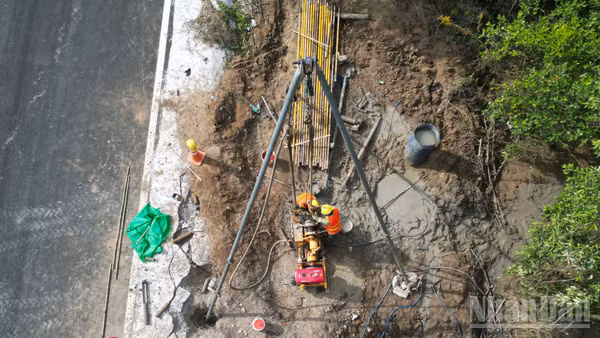 Công nhân thực hiện khoan địa chất.
