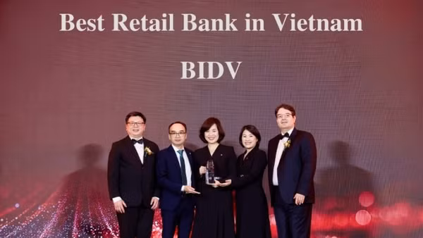 The Asian Banker trao giải thưởng Ngân hàng Bán lẻ tốt nhất Việt Nam 2026 cho đại diện BIDV.