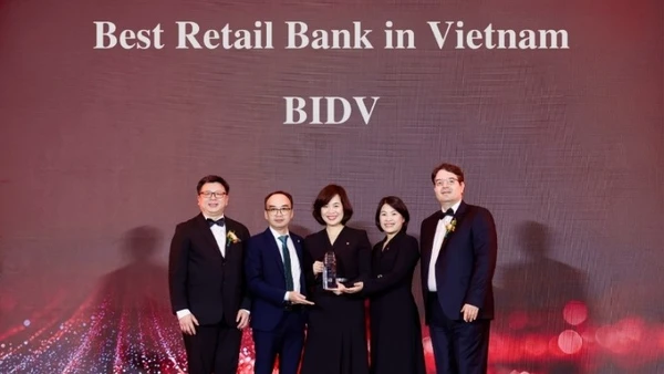 The Asian Banker trao giải thưởng Ngân hàng Bán lẻ tốt nhất Việt Nam 2026 cho đại diện BIDV.