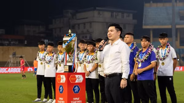 Chủ tịch Hà Nội FC Đỗ Vinh Quang vinh danh thành tích vô địch của U15.