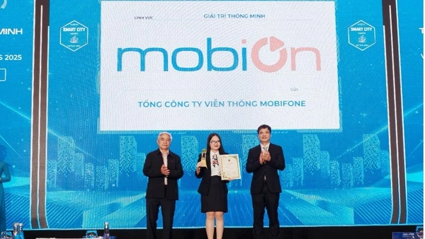 Đại diện MobiFone nhận giải thưởng