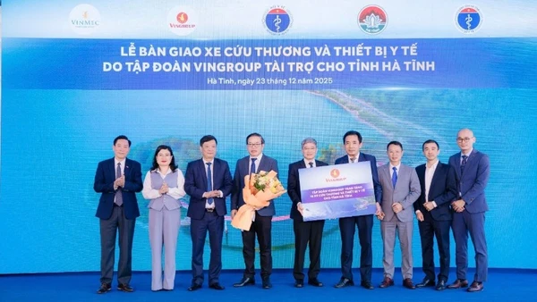 Tập đoàn Vingroup trao tặng 15 xe cấp cứu và thiết bị y tế cho tỉnh Hà Tĩnh.