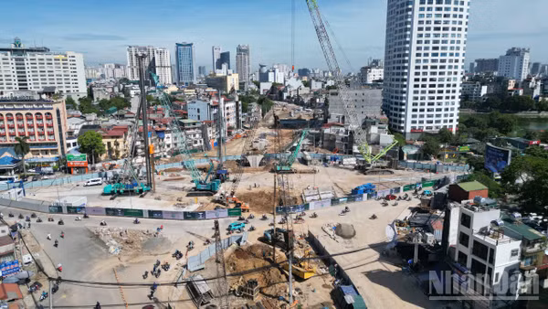 [Ảnh] Toàn cảnh vị trí xây dựng ga ngầm tuyến metro số 5 tại nút giao Vành đai 1 Hà Nội