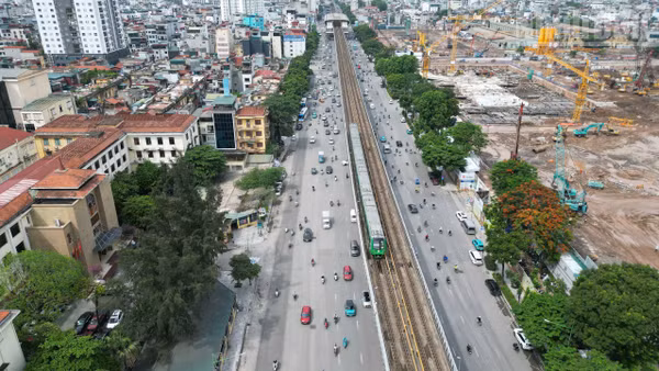 [Ảnh] Hà Nội: Tháo dỡ lô cốt, trải nhựa đường Nguyễn Trãi sau hơn 3 tháng thi công