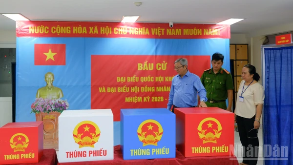 Các tổ bầu cử trên địa bàn các phường, xã hoàn tất việc trang trí khu vực bỏ phiếu, bảo đảm trang nghiêm, đúng quy định.