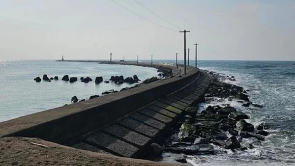 Sóng lớn làm các lao động người Việt gặp nạn tại biển Nhật Bản. (Ảnh: Japan Times)