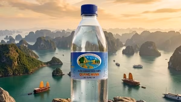 Nước khoáng Thiên nhiên Quang Hanh "chai béo" với thiết kế truyền thống, mang lại cảm giác trong trẻo và lưu giữ độ tinh khiết nguyên bản từ mạch nước ngầm.