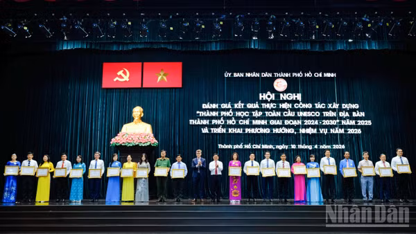 Ủy ban nhân dân Thành phố trao bằng khen cho 23 tập thể và 24 cá nhân có thành tích tiêu biểu trong xây dựng Thành phố học tập toàn cầu UNESCO năm 2025.