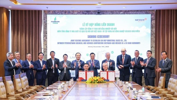 Ông Dương Trí Hội, Tổng Giám đốc PVChem và ông Bernd Eulitz, Tổng Giám đốc Messer ký kết hợp đồng dưới sự chứng kiến của lãnh đạo Petrovietnam, Messer và PVChem