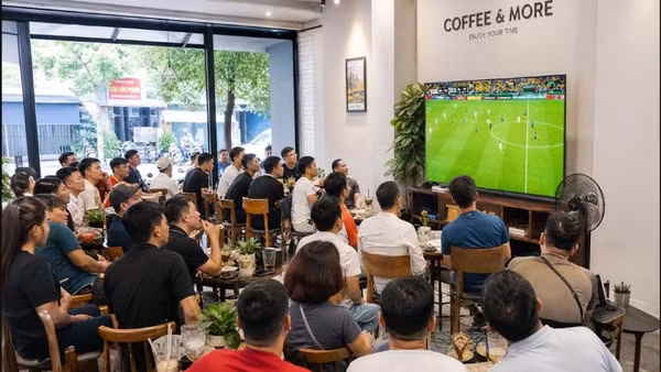 Khán giả dõi theo một trận đấu của World Cup 2026, giải đấu Techcombank đóng vai trò Nhà tài trợ Quốc gia đồng hành cùng VTV mang bản quyền giải đấu về Việt Nam.