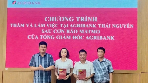 Đồng chí Phạm Toàn Vượng, Tổng Giám đốc Agribank đã làm việc với các chi nhánh trên địa bàn tỉnh Thái Nguyên để kiểm tra, chỉ đạo công tác khắc phục hậu quả bão số 11, thăm hỏi người lao động và khách hàng bị thiệt hại.