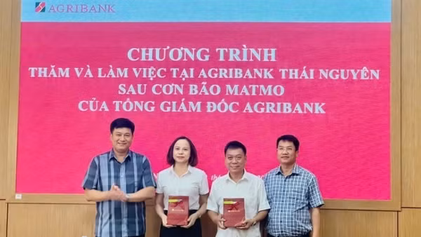 Đồng chí Phạm Toàn Vượng, Tổng Giám đốc Agribank đã làm việc với các chi nhánh trên địa bàn tỉnh Thái Nguyên để kiểm tra, chỉ đạo công tác khắc phục hậu quả bão số 11, thăm hỏi người lao động và khách hàng bị thiệt hại.