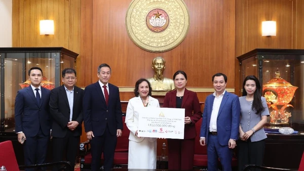 Lãnh đạo Sabeco và lãnh đạo Tập đoàn TCC trao tặng ủng hộ đồng bào bão lụt. 