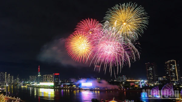 Pháo hoa rực rỡ đã thắp sáng bầu trời Thành phố Hồ Chí Minh đón chào năm mới 2026.