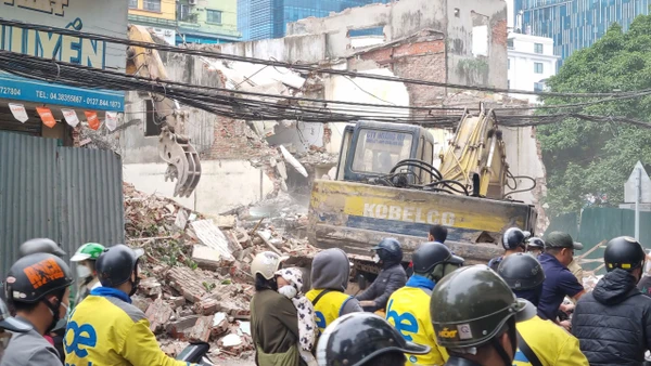 Việc giải phóng mặt bằng gây phát sinh lượng bụi lớn, ảnh hưởng trực tiếp đến môi trường xung quanh khu vực Đê La Thành - Giảng Võ - Hoàng Cầu.