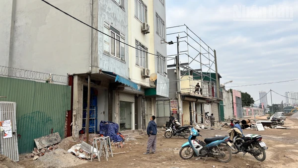 Tháo dỡ công trình nằm trong phạm vi thi công Dự án đường 2,5 đoạn từ Đầm Hồng đến Quốc lộ 1A. (Ảnh: THÙY LINH)