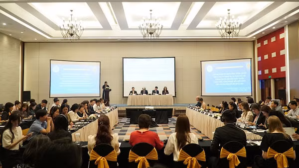 Toàn cảnh Phiên thảo luận về hoàn thiện và thực thi pháp luật của Bộ Tư pháp.