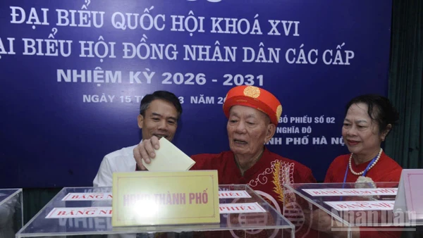 [Ảnh] Xúc động hình ảnh các cử tri cao tuổi tham gia ngày hội bầu cử ở Hà Nội