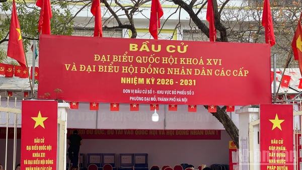 Cờ, pano, khẩu hiệu được trang hoàng tại các khu vực bỏ phiếu.