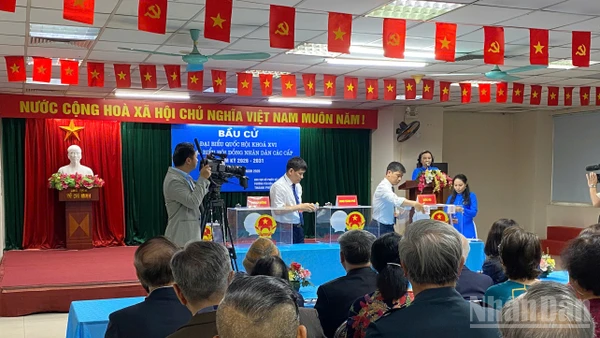 [Ảnh] Báo chí trên mọi nẻo đường tác nghiệp trong ngày hội lớn của dân tộc