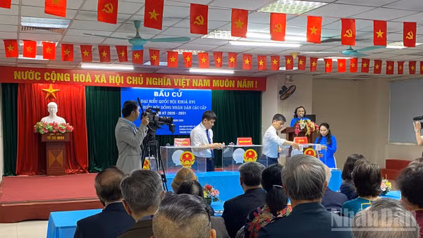 [Ảnh] Báo chí trên mọi nẻo đường tác nghiệp trong ngày hội lớn của dân tộc